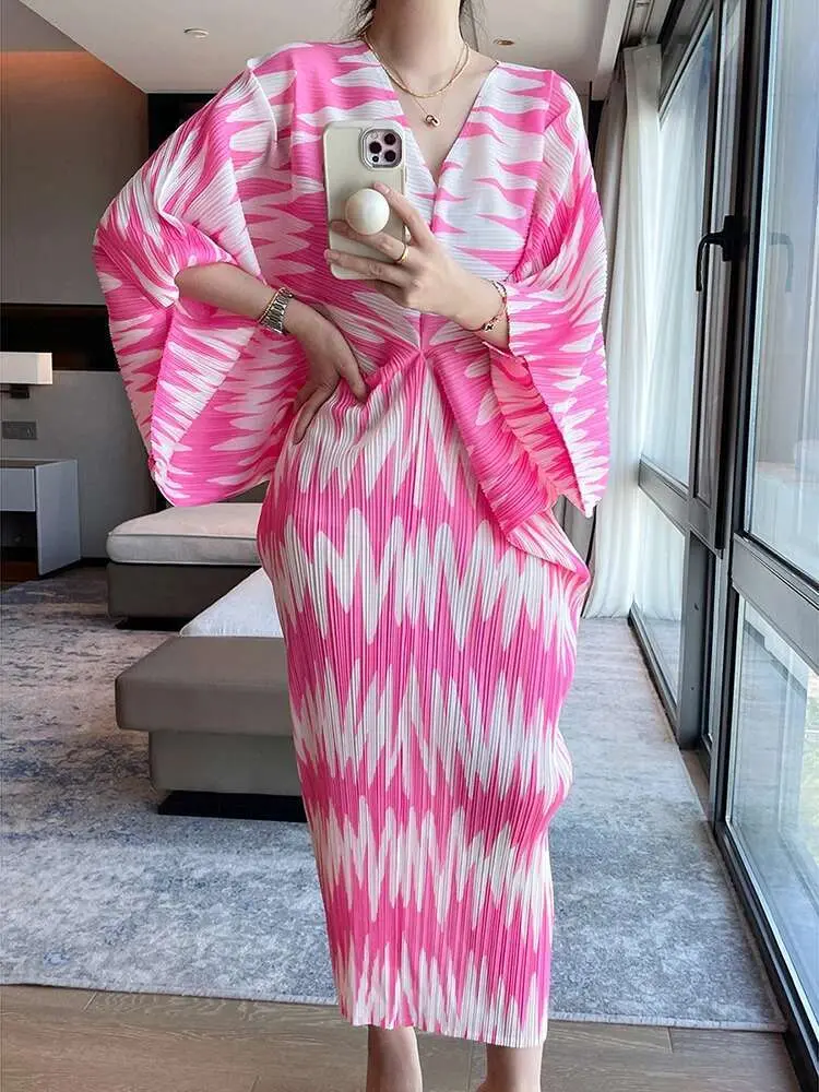 LANMREM Zebra Print Dress With Bat Sleeves V Neck Color Block Loose Pleated Dresses Female Party Clothing 2024 New 2DB1112