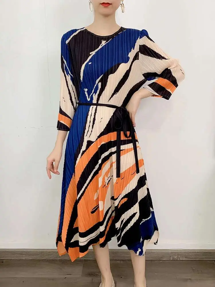 LANMREM Printed Pleated Dress For Women Contrast Color Round Neck Loose Elegant Belt Geometric Dresses 2024 New Spring 2DA1019