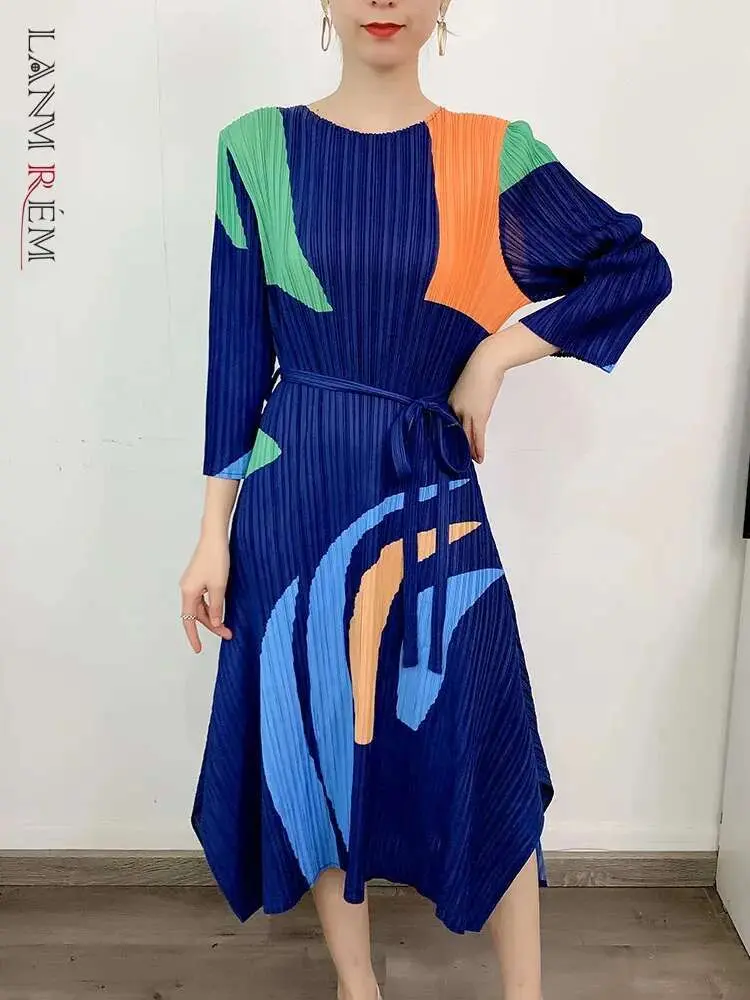 LANMREM Printed Pleated Dress For Women Contrast Color Round Neck Loose Elegant Belt Geometric Dresses 2024 New Spring 2DA1019
