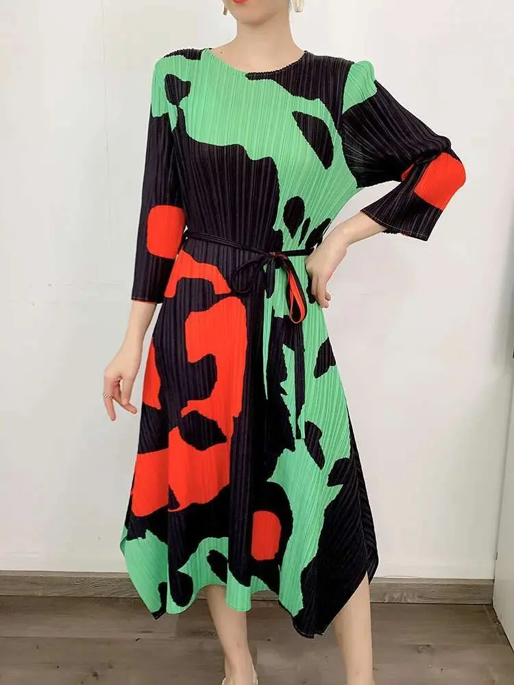 LANMREM Printed Pleated Dress For Women Contrast Color Round Neck Loose Elegant Belt Geometric Dresses 2024 New Spring 2DA1019