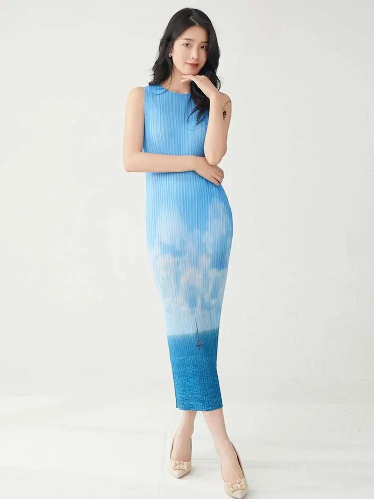 LANMREM Women's Sleeveless Pleated Dress O-Neck Gradient Straight Slim Temperament Dresses Female Fashion 2025 Summer New 2DE330