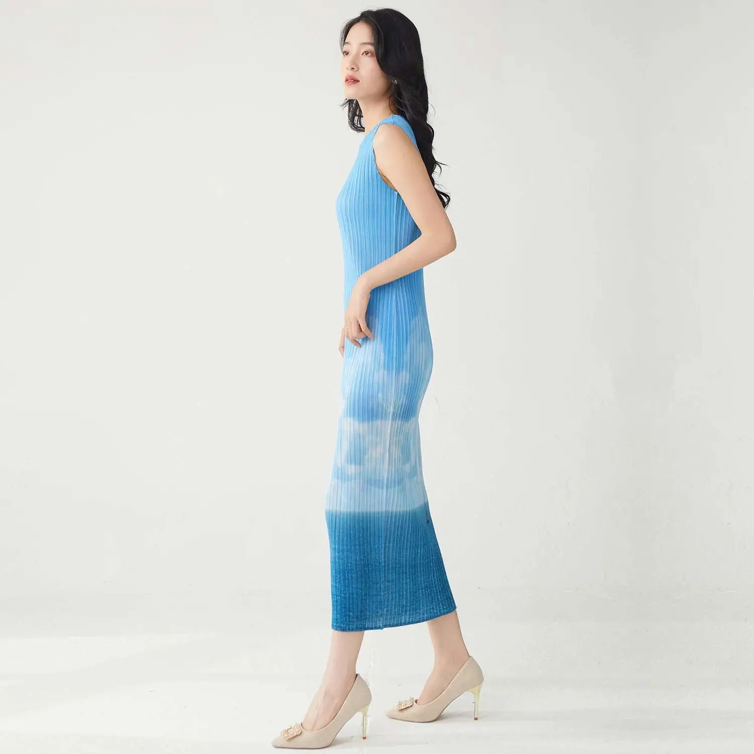 LANMREM Women's Sleeveless Pleated Dress O-Neck Gradient Straight Slim Temperament Dresses Female Fashion 2025 Summer New 2DE330
