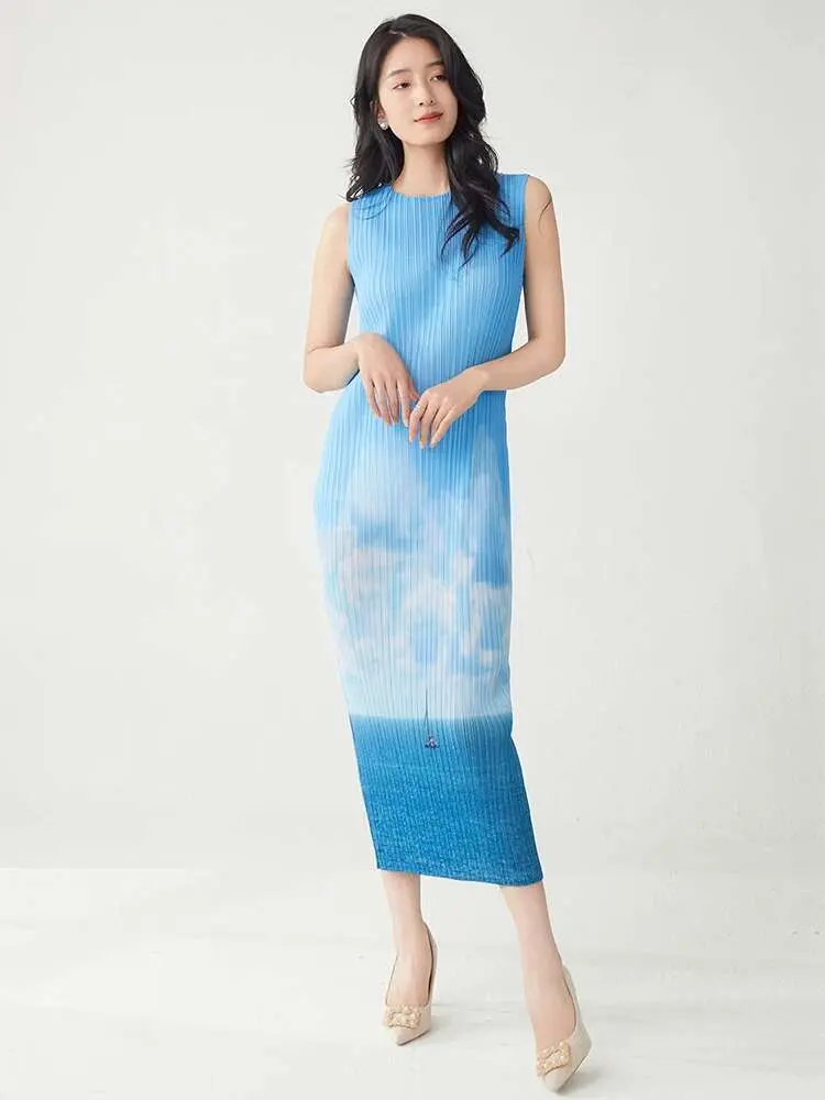 LANMREM Women's Sleeveless Pleated Dress O-Neck Gradient Straight Slim Temperament Dresses Female Fashion 2025 Summer New 2DE330