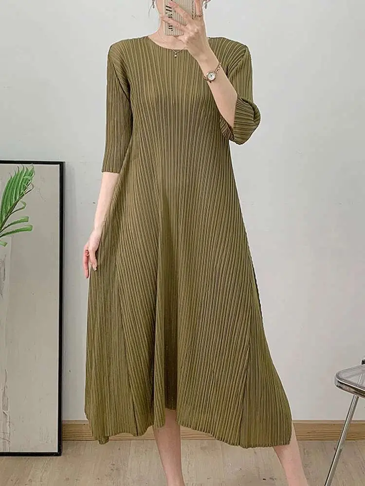 LANMREM Solid Color Women's Pleated Dress Round Neck Short Sleeved Casual Temperament Long Dresses Fashion 2025 Summer 2DE581