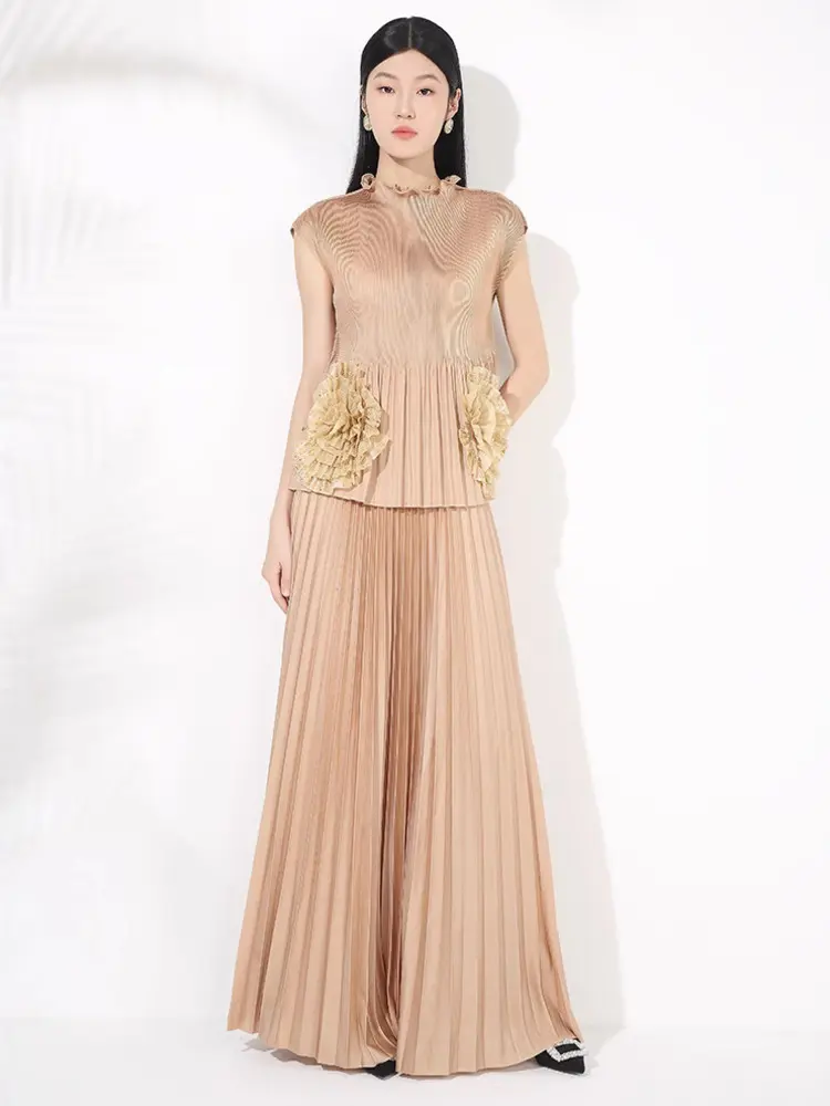 LANMREM Pleated Chic Women's Two Pieces Set 2025 New Flower Decoration Sleelvess Top + Leastic High Waist Wide Leg Pants 2DB3321