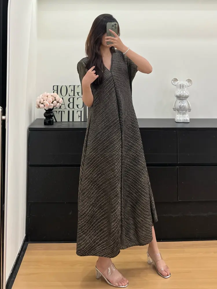 LANMREM Temperament Short Sleeve Pleated Women's Dress 2025 New Summer V Collar Short Sleeve Elastic Loose Chic Dresses 2DB3573