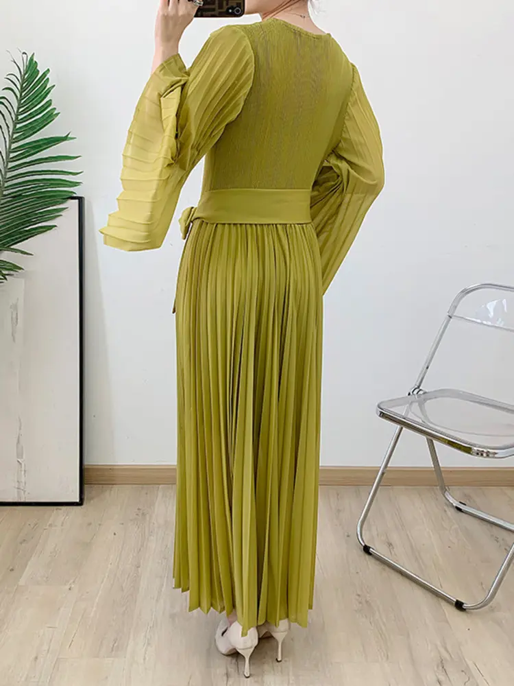 LANMREM Flare Sleeve Pleated Dress With Belt Women's 2025 New Niche Design Round Collar Long Sleeve Casual Long Dresses 2DB2615