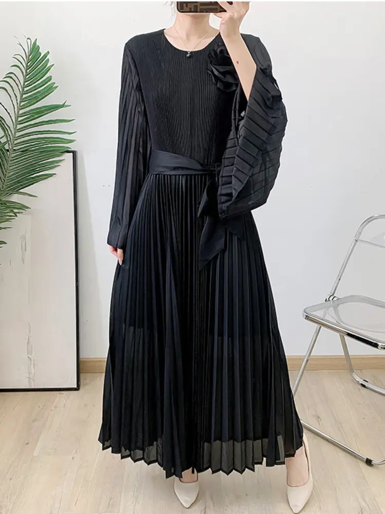 LANMREM Flare Sleeve Pleated Dress With Belt Women's 2025 New Niche Design Round Collar Long Sleeve Casual Long Dresses 2DB2615