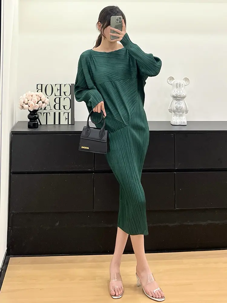 LANMREM Apricot Pleated 2025 New Irregular Design Dresses High Quality Fashion Simple Style Brown O-neck Elastic Dresses 2DB3605