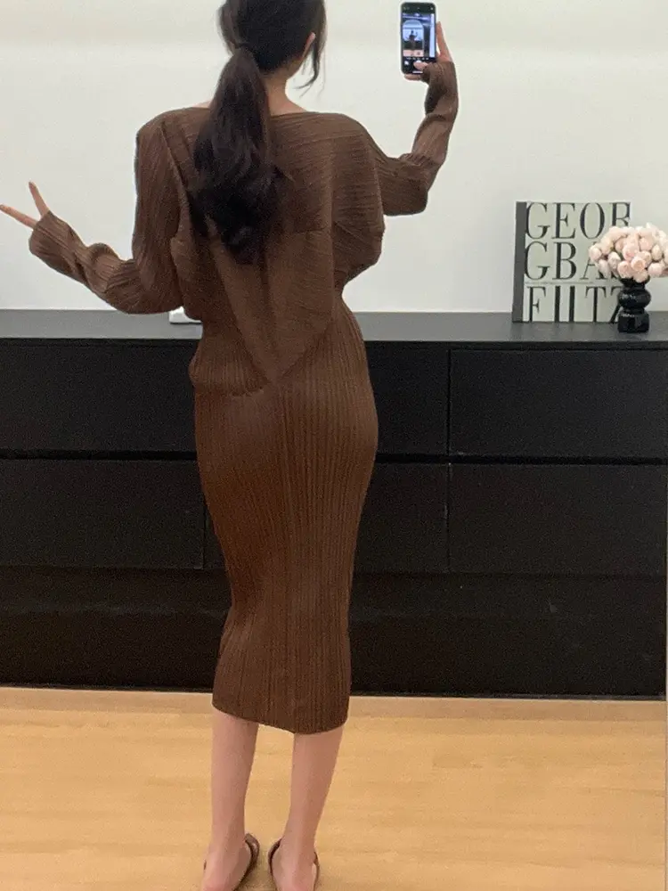 LANMREM Apricot Pleated 2025 New Irregular Design Dresses High Quality Fashion Simple Style Brown O-neck Elastic Dresses 2DB3605