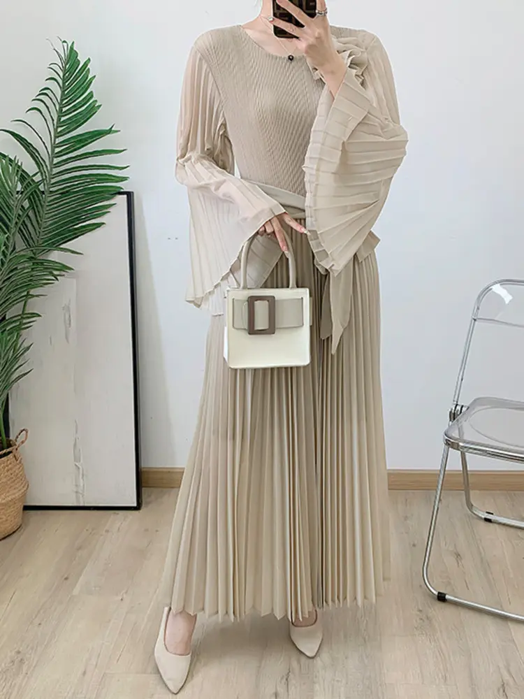 LANMREM Flare Sleeve Pleated Dress With Belt Women's 2025 New Niche Design Round Collar Long Sleeve Casual Long Dresses 2DB2615
