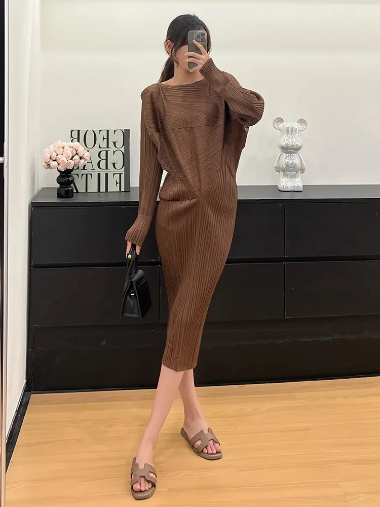 LANMREM Apricot Pleated 2025 New Irregular Design Dresses High Quality Fashion Simple Style Brown O-neck Elastic Dresses 2DB3605