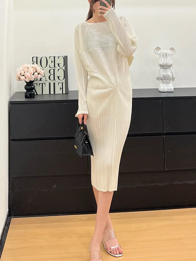 LANMREM Apricot Pleated 2025 New Irregular Design Dresses High Quality Fashion Simple Style Brown O-neck Elastic Dresses 2DB3605
