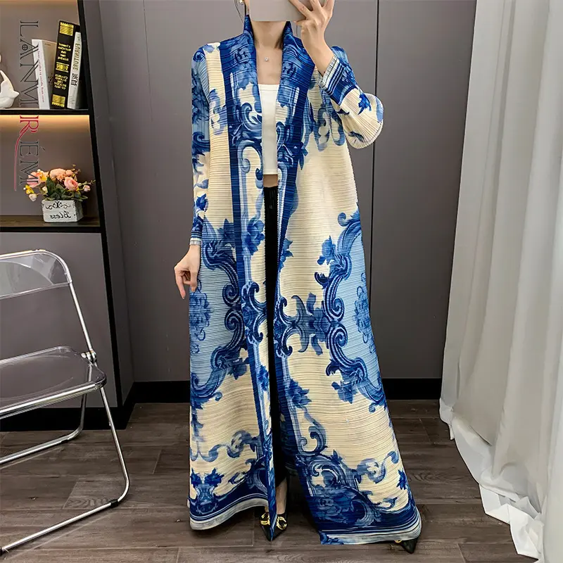LANMREM Geometric Blue Printting Women's Pleated Robe 2025 Autumn Elastic Loose Cardigan Trench Coat Chic New Long Coats 2DB3936