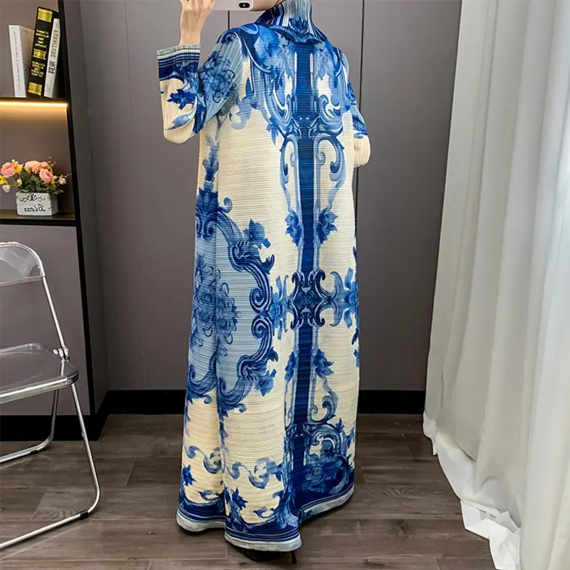 LANMREM Geometric Blue Printting Women's Pleated Robe 2025 Autumn Elastic Loose Cardigan Trench Coat Chic New Long Coats 2DB3936
