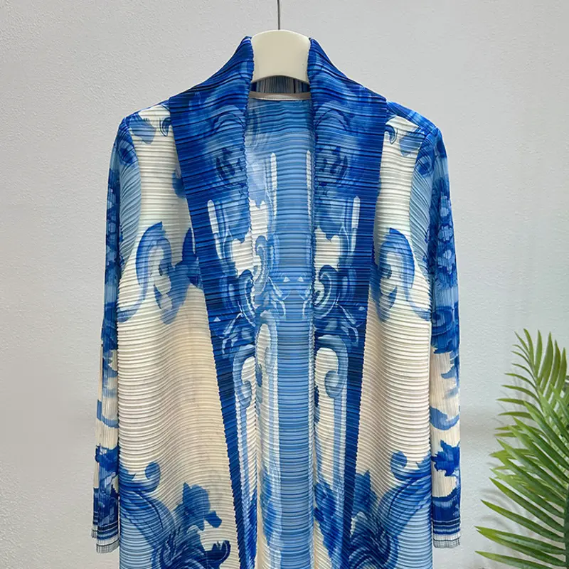 LANMREM Geometric Blue Printting Women's Pleated Robe 2025 Autumn Elastic Loose Cardigan Trench Coat Chic New Long Coats 2DB3936