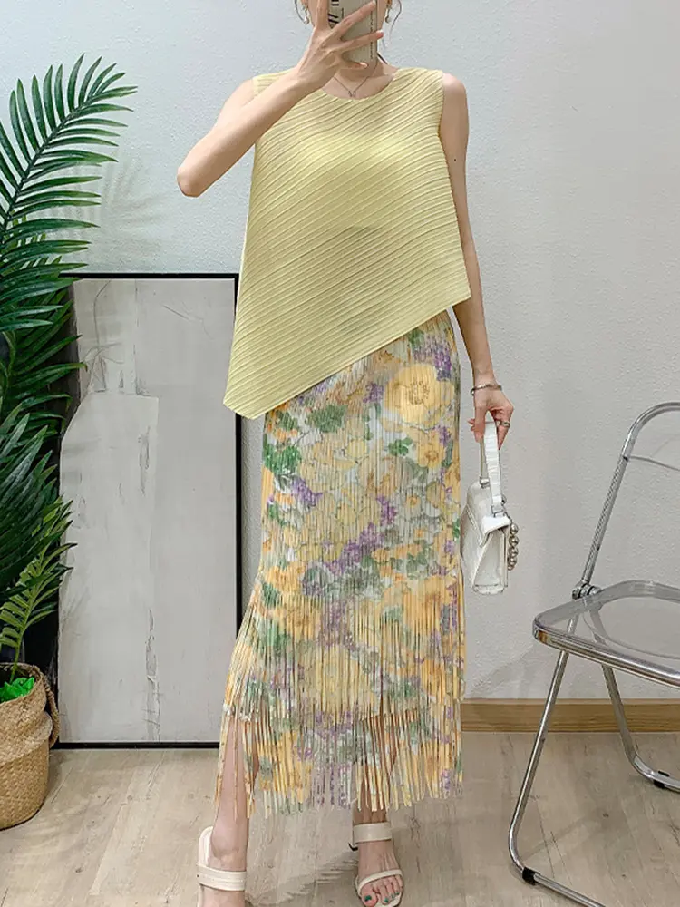 LANMREM Summer 2025 New Pleated Two Pieces Set For Women Irregular Sleeveless Tops And Printting Tassel Hem A-line Skirt 2DB2734