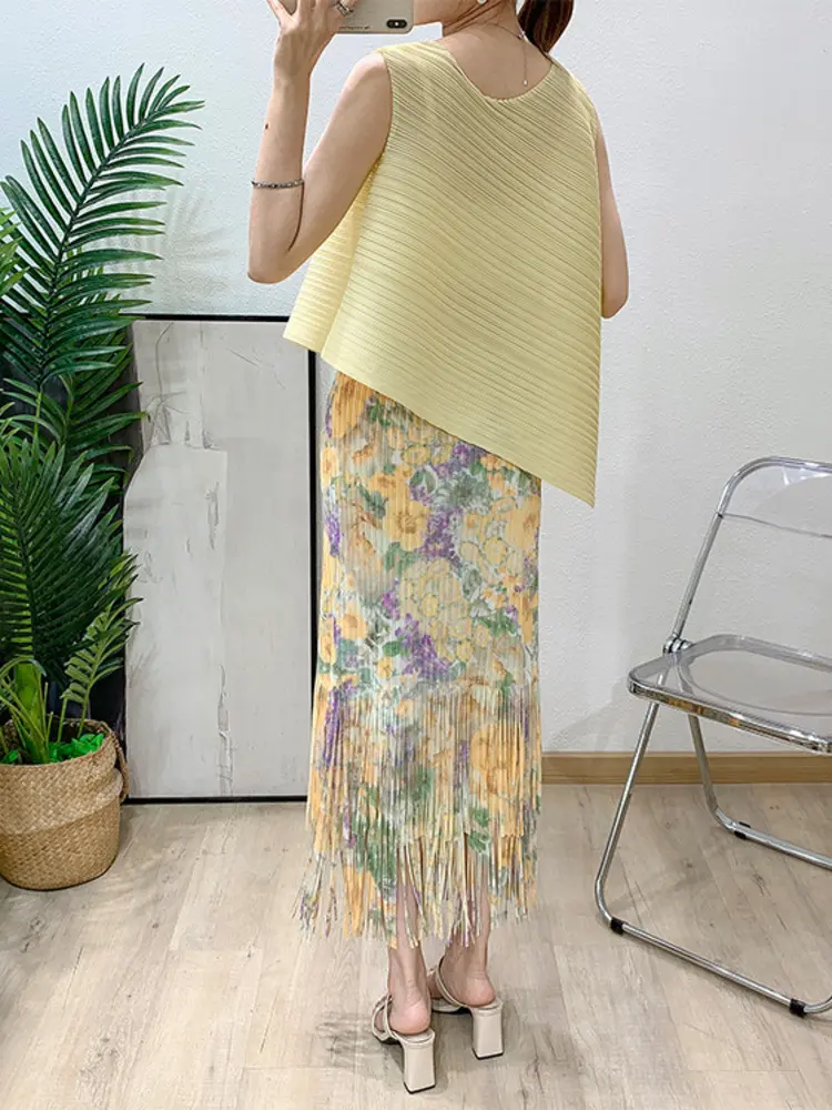 LANMREM Summer 2025 New Pleated Two Pieces Set For Women Irregular Sleeveless Tops And Printting Tassel Hem A-line Skirt 2DB2734