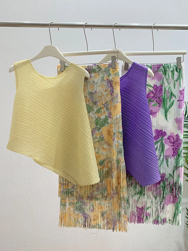 LANMREM Summer 2025 New Pleated Two Pieces Set For Women Irregular Sleeveless Tops And Printting Tassel Hem A-line Skirt 2DB2734