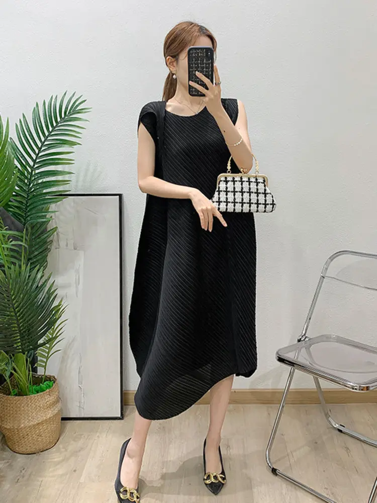 LANMREM Irregular Design O-neck Pleated Dress Women's 2025 New Loose Casual Sleeveless Semitransparent Summer Dresses 2DB2923