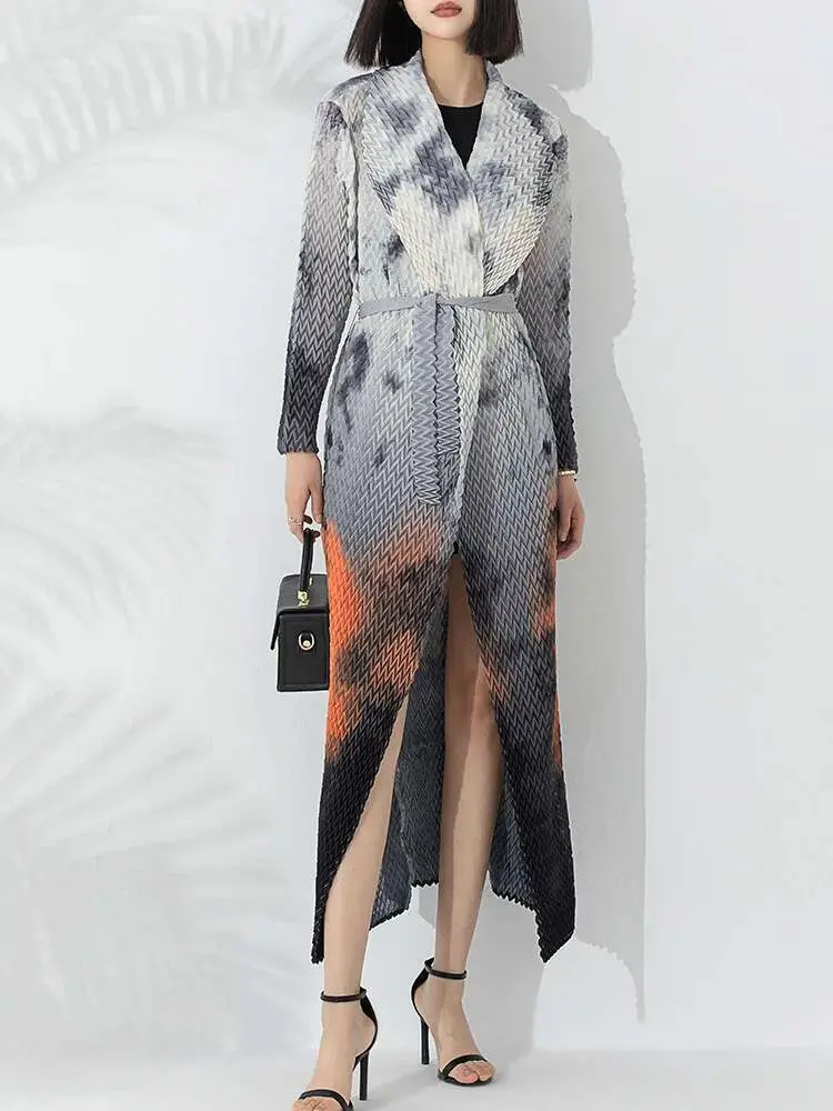 LANMREM Pleated Windbreaker For Women Contrast Color High End Belt Handmade Printed Trench Coat 2025 Spring New 2DB1145