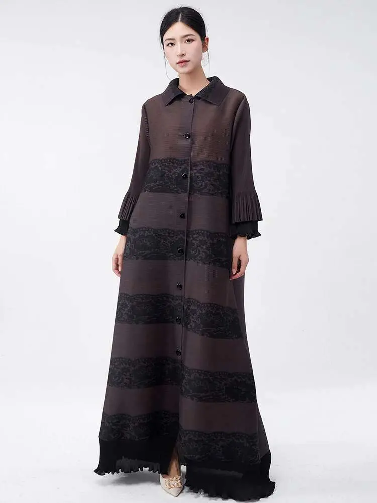 LANMREM Long Pleated Windbreaker Women Lapel Flare Sleeves Color Block Lace Design Maxi Coats 2025 Spring New Fashion 2DC1257