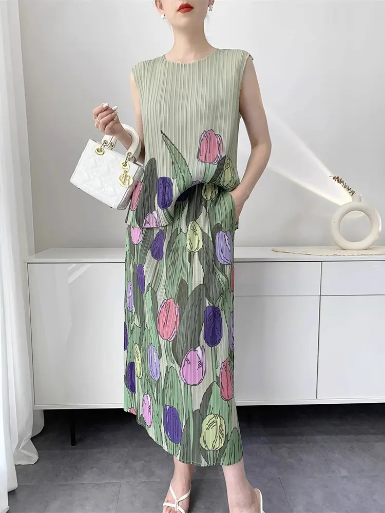 LANMREM Summer 2025 New Women's Pleated Two Pieces Set Sleeveless Pullover Tops And Print Straight Elastic Waist Skirt 2DB2881