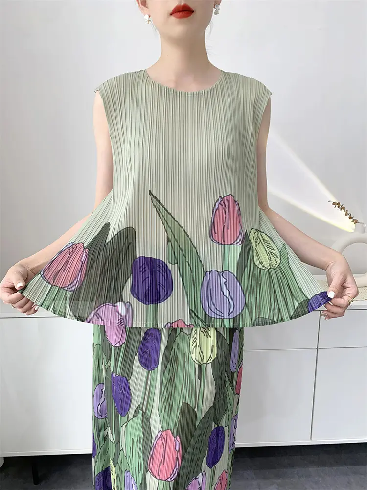 LANMREM Summer 2025 New Women's Pleated Two Pieces Set Sleeveless Pullover Tops And Print Straight Elastic Waist Skirt 2DB2881
