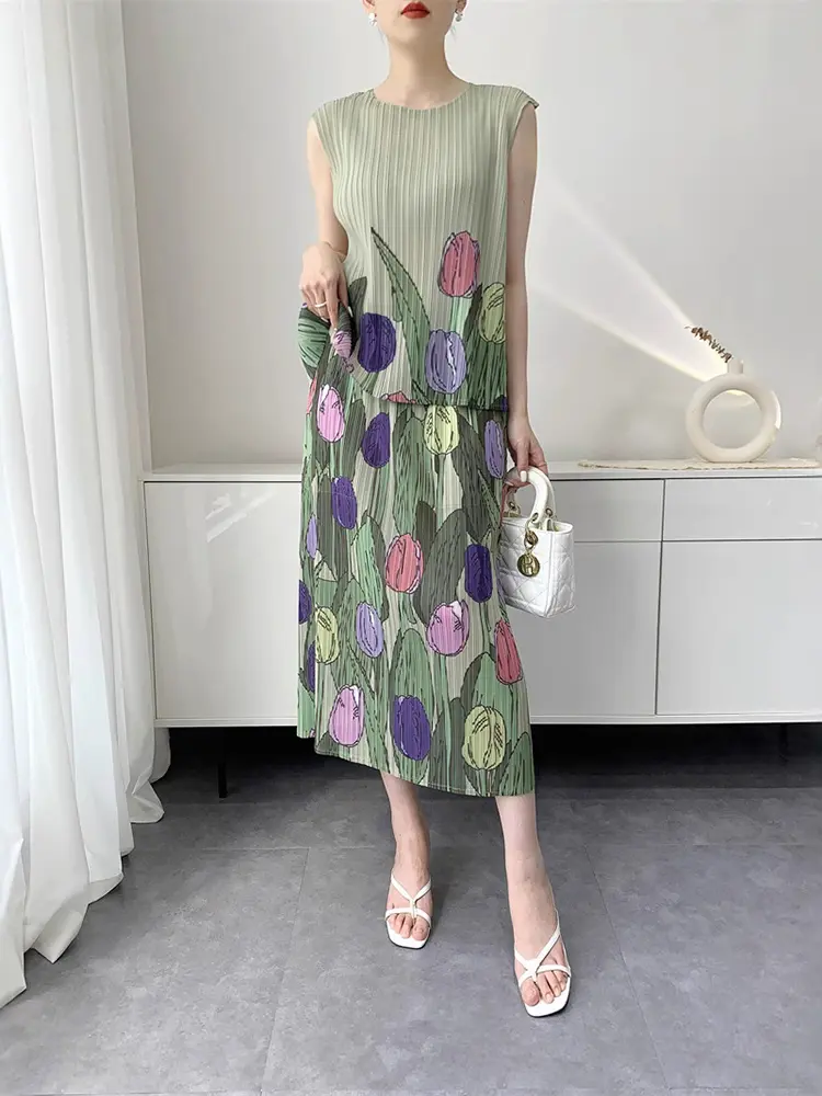 LANMREM Summer 2025 New Women's Pleated Two Pieces Set Sleeveless Pullover Tops And Print Straight Elastic Waist Skirt 2DB2881
