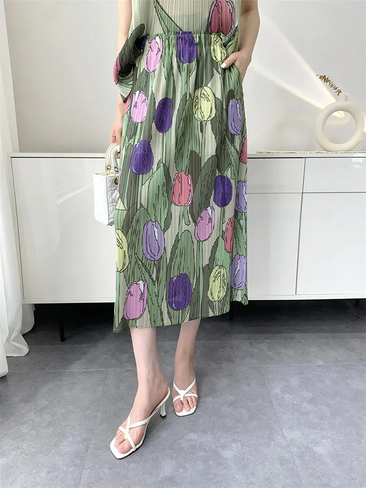 LANMREM Summer 2025 New Women's Pleated Two Pieces Set Sleeveless Pullover Tops And Print Straight Elastic Waist Skirt 2DB2881