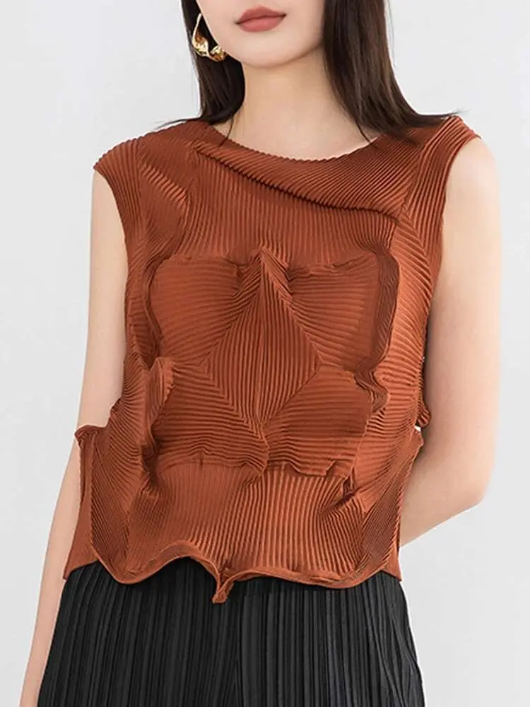LANMREM Pleated T-shirt For Women Fashion Tide Round Neck Sleeveless Solid Color Designer Tops Female Clothing 2024 New 2YA2493