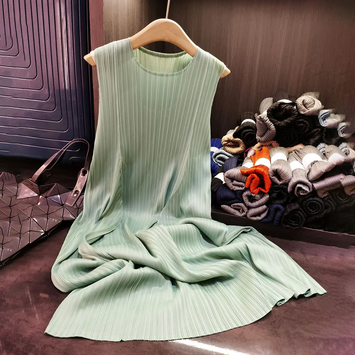 LANMREM Summer New Chic Pleated Women's Dress High-Quality Niche Solid Color Round Collar Sleeveless Mid-Length Dresses 2DB3756