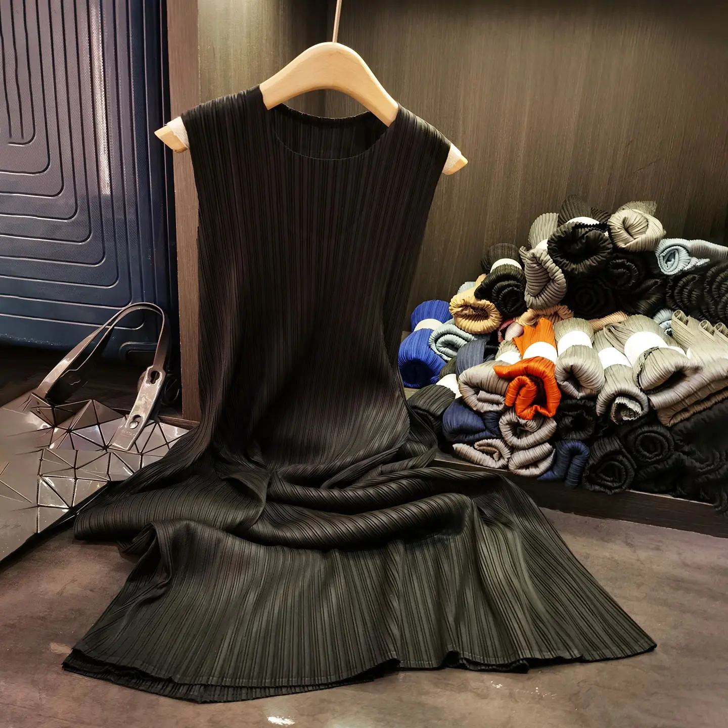 LANMREM Summer New Chic Pleated Women's Dress High-Quality Niche Solid Color Round Collar Sleeveless Mid-Length Dresses 2DB3756