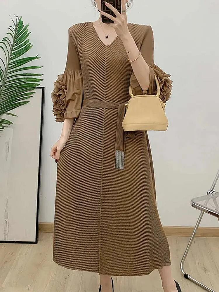 LANMREM Pleated Dress Women Fashion V Neck Flower Patchwork Design Belt Dresses Lady Party Clothing 2025 Spring New 2DC1481