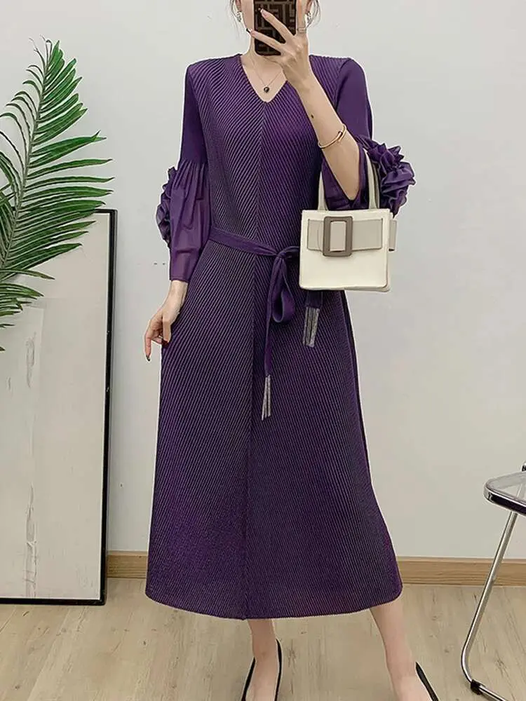 LANMREM Pleated Dress Women Fashion V Neck Flower Patchwork Design Belt Dresses Lady Party Clothing 2025 Spring New 2DC1481