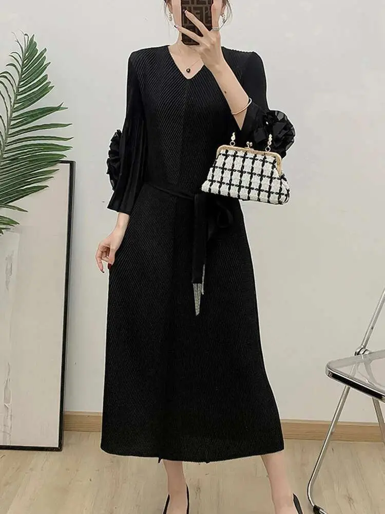 LANMREM Pleated Dress Women Fashion V Neck Flower Patchwork Design Belt Dresses Lady Party Clothing 2025 Spring New 2DC1481