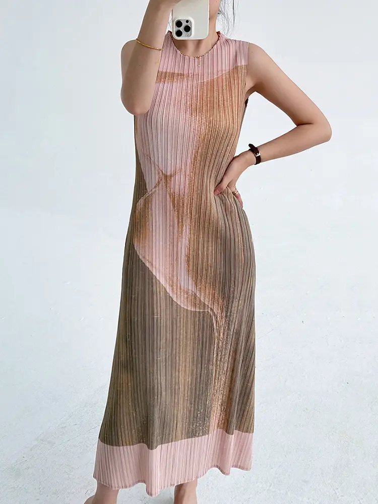 LANMREM 2025 Summer New Retro Elegant Print Design Pleated Dress Women's Round Neck Slim Fit Sleeveless Long Dress Chic 2DB3162