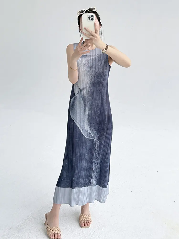 LANMREM 2025 Summer New Retro Elegant Print Design Pleated Dress Women's Round Neck Slim Fit Sleeveless Long Dress Chic 2DB3162