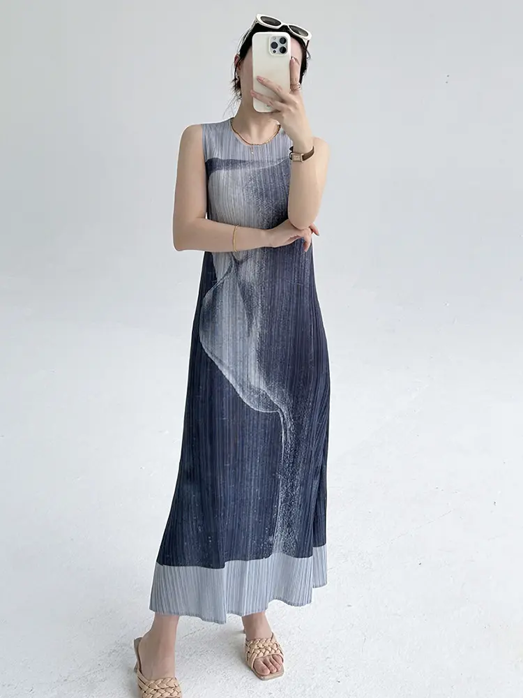 LANMREM 2025 Summer New Retro Elegant Print Design Pleated Dress Women's Round Neck Slim Fit Sleeveless Long Dress Chic 2DB3162