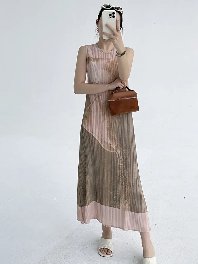 LANMREM 2025 Summer New Retro Elegant Print Design Pleated Dress Women's Round Neck Slim Fit Sleeveless Long Dress Chic 2DB3162