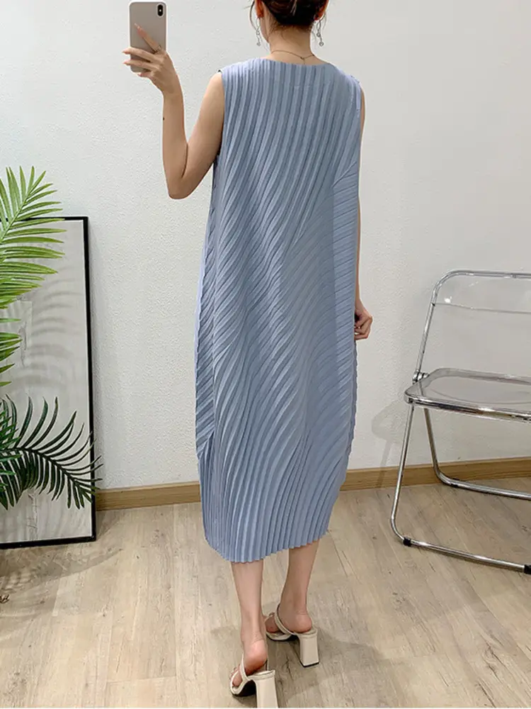 LANMREM White Handmade Pleated Dress For Women 2025 New Solid Color High-end Irregular Temperament Sleeveless Dresses 2DB3408