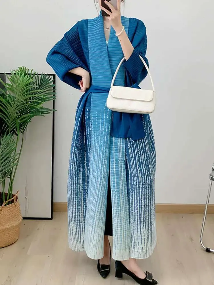 LANMREM Gradient Pleated Robe Women Batwing Sleeves Loose Size Female Luxury Windbreaker Coat With Belt 2025 Spring New 2DA7861