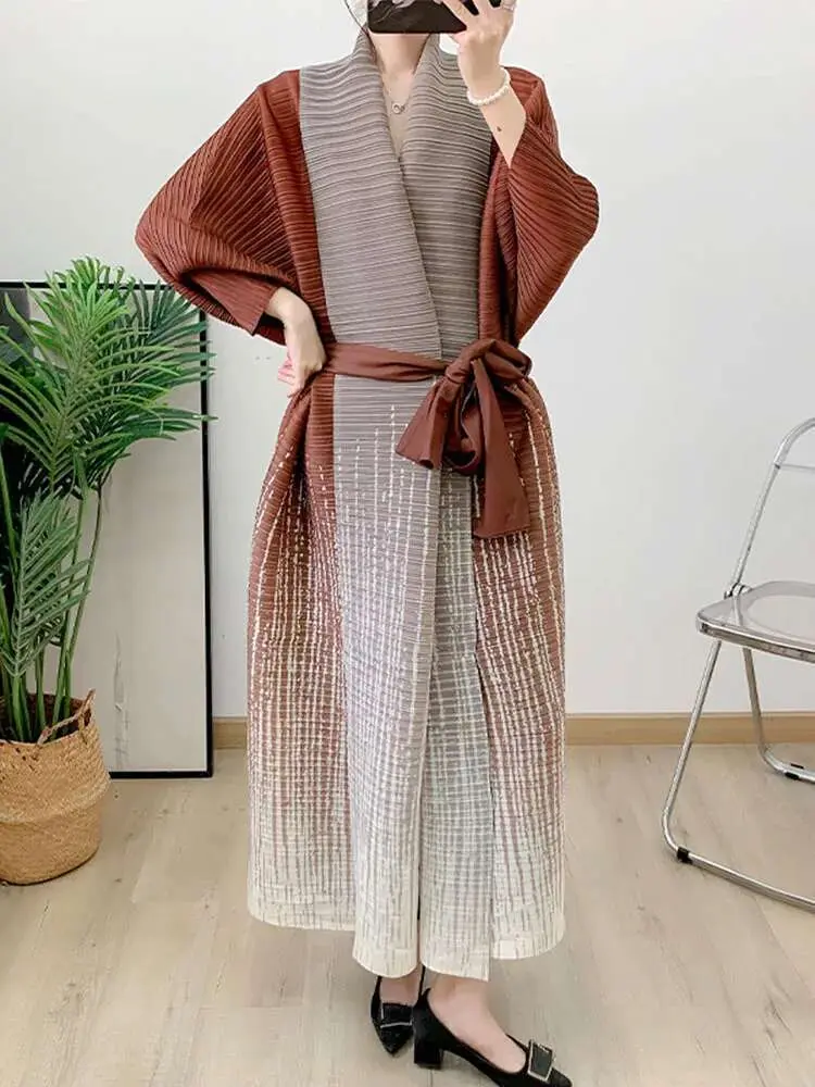 LANMREM Gradient Pleated Robe Women Batwing Sleeves Loose Size Female Luxury Windbreaker Coat With Belt 2025 Spring New 2DA7861