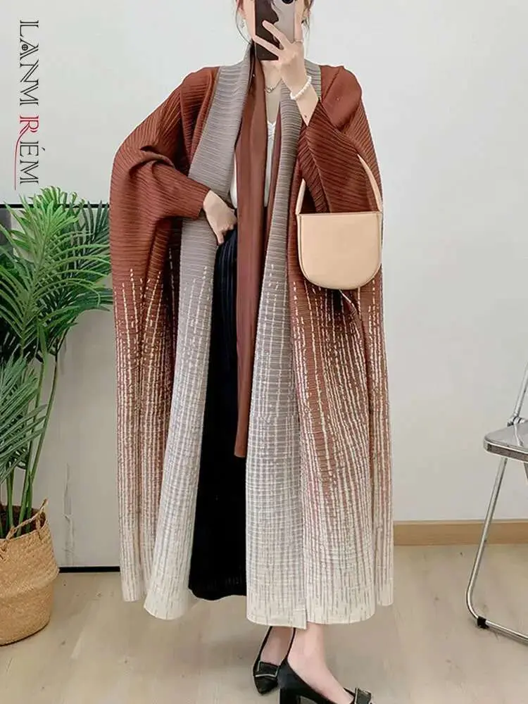 LANMREM Gradient Pleated Robe Women Batwing Sleeves Loose Size Female Luxury Windbreaker Coat With Belt 2025 Spring New 2DA7861