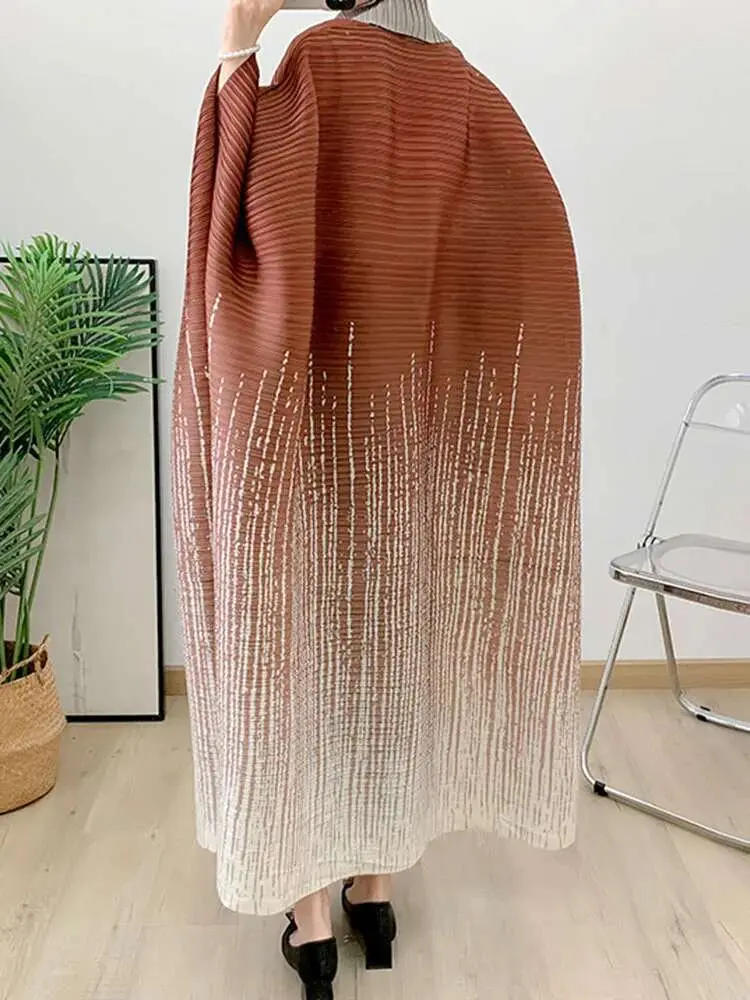 LANMREM Gradient Pleated Robe Women Batwing Sleeves Loose Size Female Luxury Windbreaker Coat With Belt 2025 Spring New 2DA7861