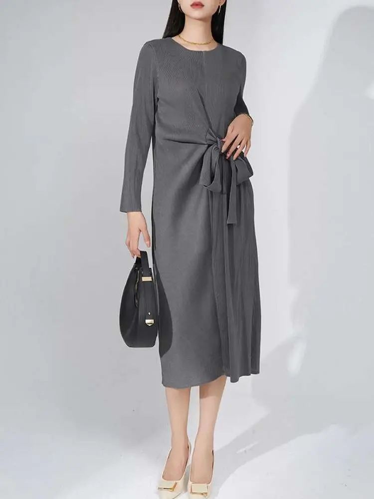 LANMREM Solid Color Pleated Dress Elegant Round Neck Lace-up Gathered Waist Dresses Fashion Party 2023 New Clothing 2AA1878