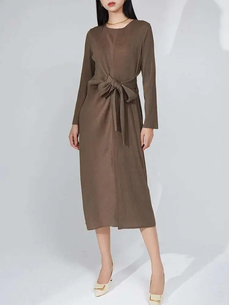 LANMREM Solid Color Pleated Dress Elegant Round Neck Lace-up Gathered Waist Dresses Fashion Party 2023 New Clothing 2AA1878