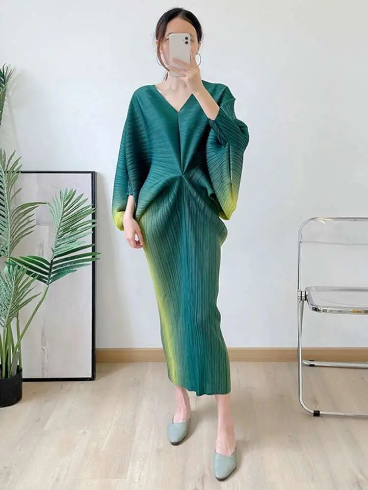 LANMREM Pleated Gradient Dress For Women V-Neck Batwing Sleeve Long Dresses 2024 Summer New Female Party Clothing 2R2209