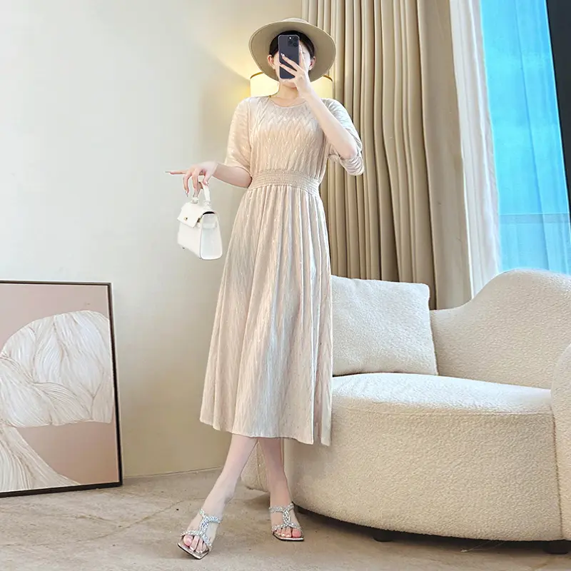 LANMREM Gold Foil Printing Chic Pleated Women's Dress 2025 New Elastic Slim Waist Design Half Sleeve Round Collar Cloth 2DB3897