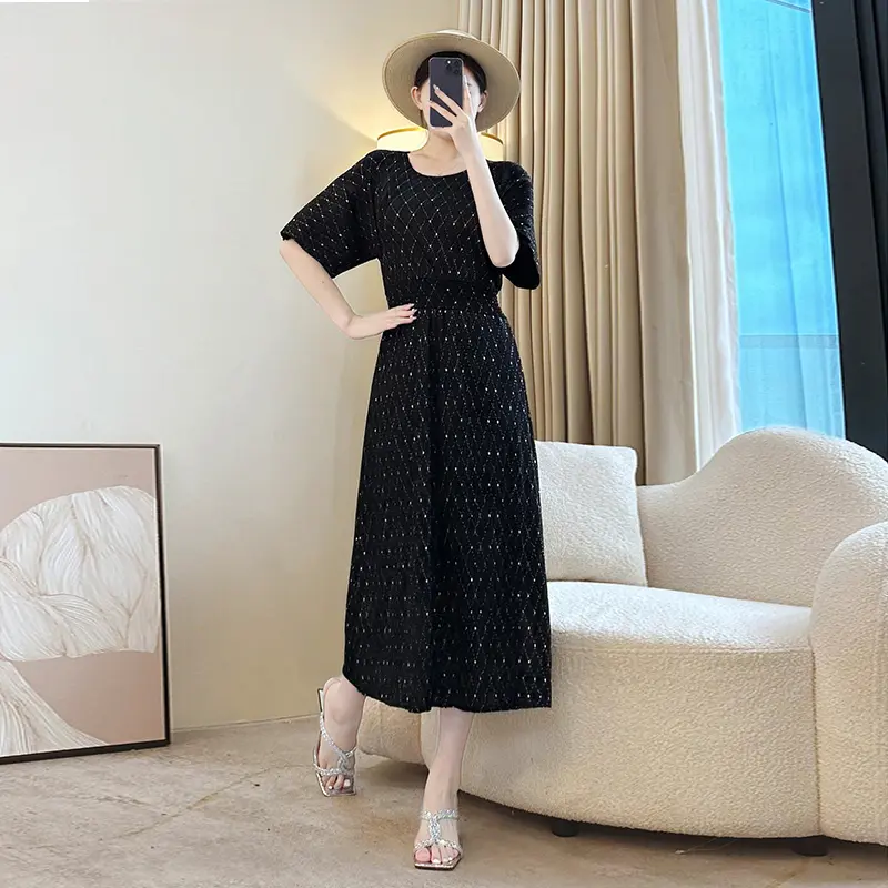 LANMREM Gold Foil Printing Chic Pleated Women's Dress 2025 New Elastic Slim Waist Design Half Sleeve Round Collar Cloth 2DB3897